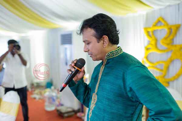 singer unni krishnan performing for guests 